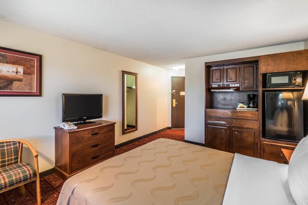 Standard Room, 1 Queen Bed, Non Smoking photo 3