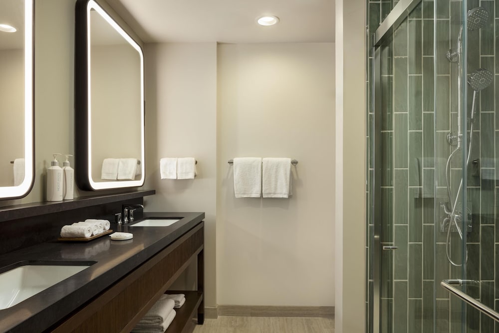 Suite, 1 King Bed, Accessible, Resort View (Palace, Bathtub) thumbnail 5