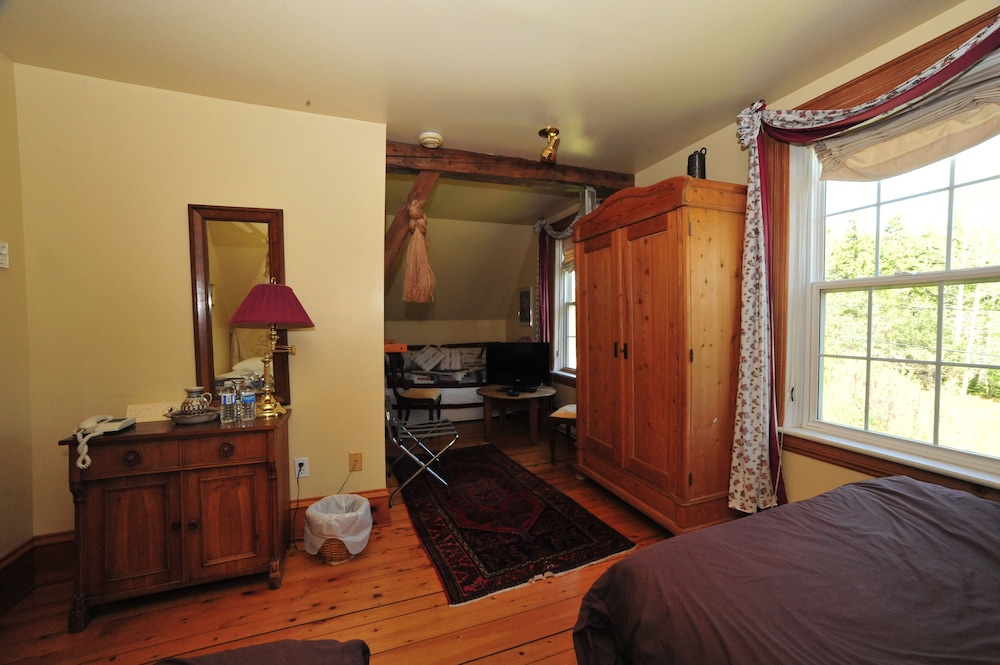 Family Room (Two Double Beds and One Single Bed) photo 1