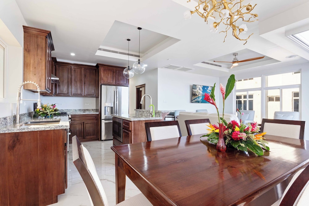 Luxury Condo, 2 Bedrooms, Beachfront photo 2