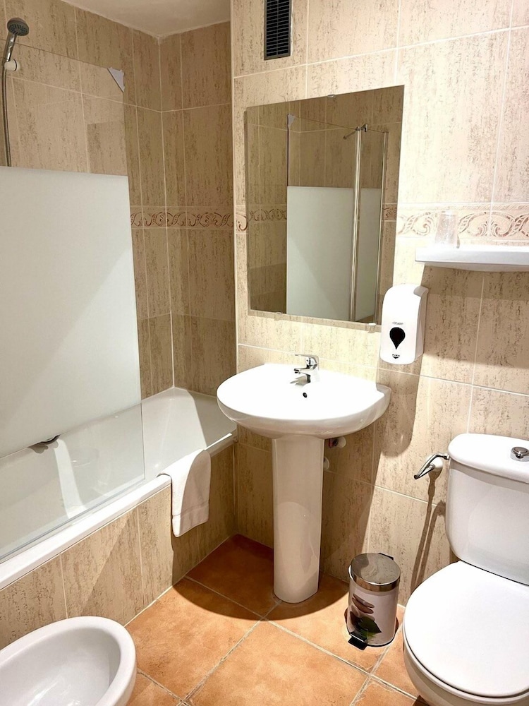 Basic Triple Room, 3 Twin Beds - Photo 7