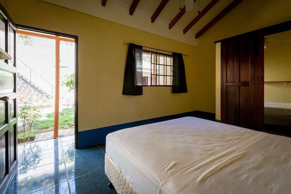 Deluxe Double Room, 1 Queen Bed, Non Smoking, Garden View photo 3