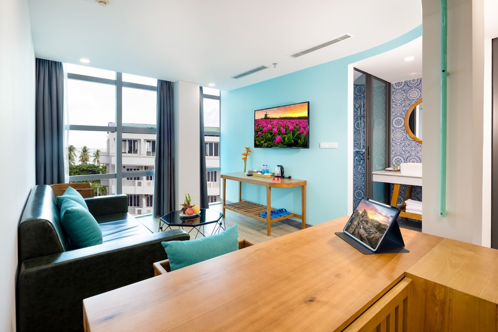 Senior Double Room, Partial Sea View - Photo 4
