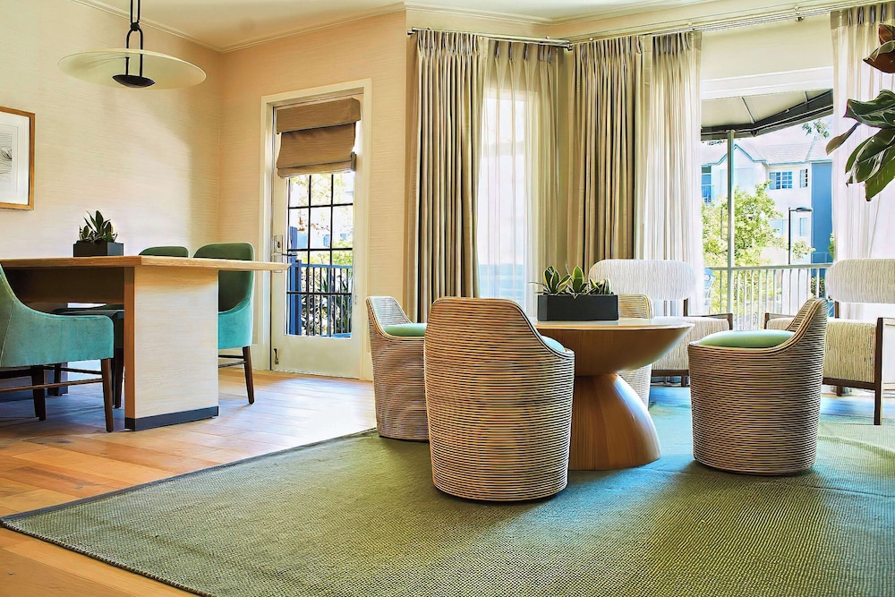 Executive King Room with View thumbnail 5