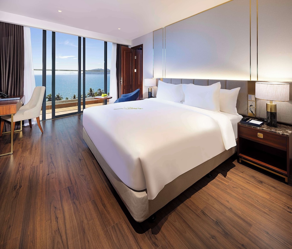 Premier Room, 1 King Bed, Balcony, Sea View photo 1