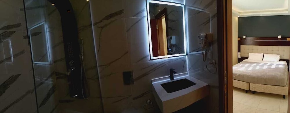 Deluxe Quadruple Room - Photo 8