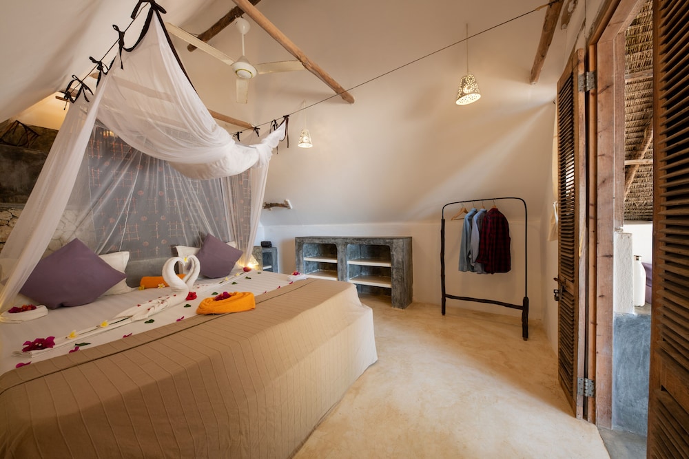 Standard Bungalow, 1 King Bed, Pool View photo 1