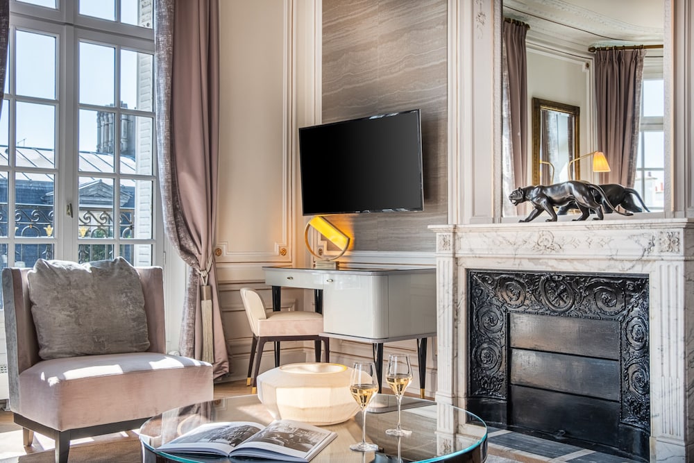 Signature Suite - Photo 7