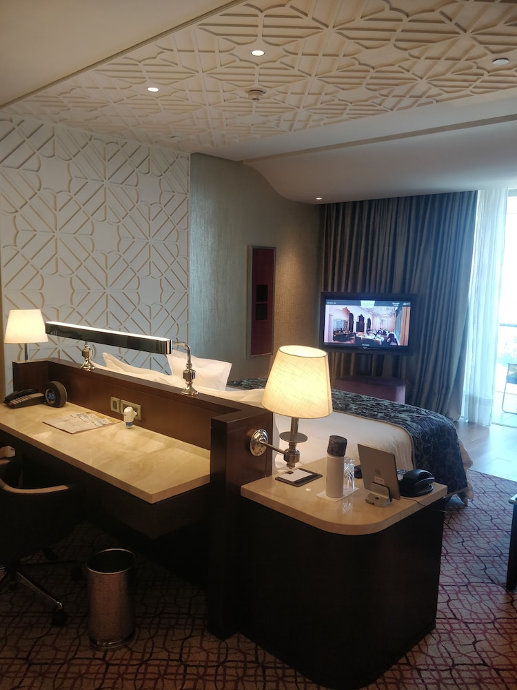 ITC One, 1 King Bed, Lake view