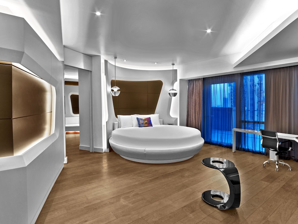 Deluxe Suite (Round Bed)
