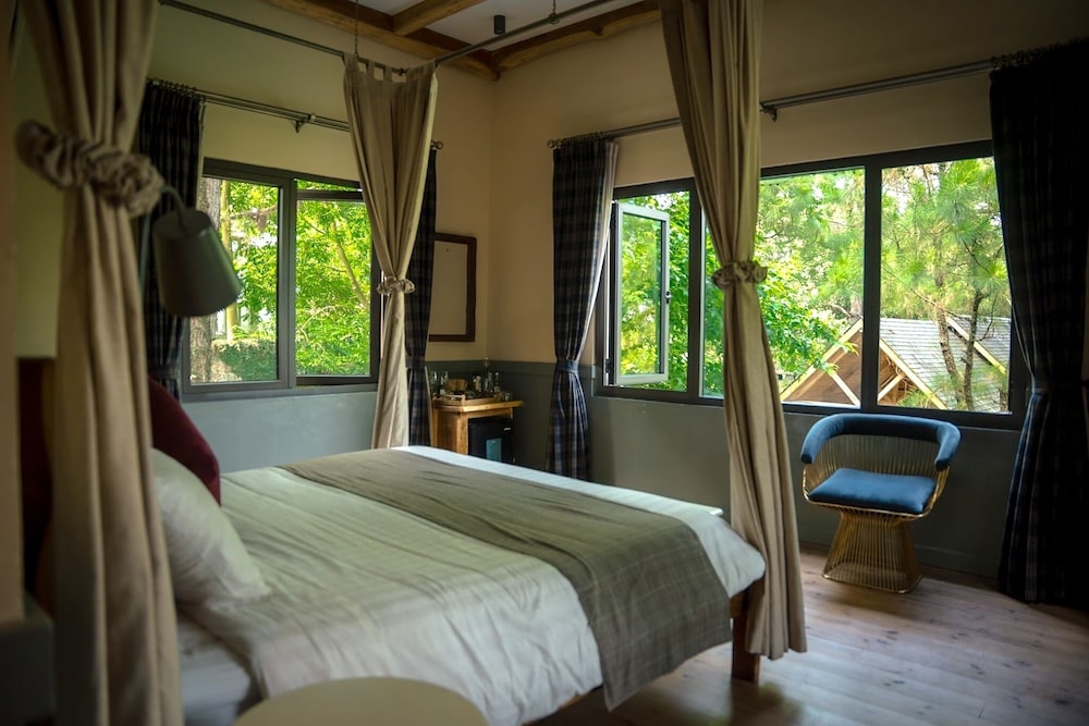 Deluxe Double Room, 1 King Bed, Pool View