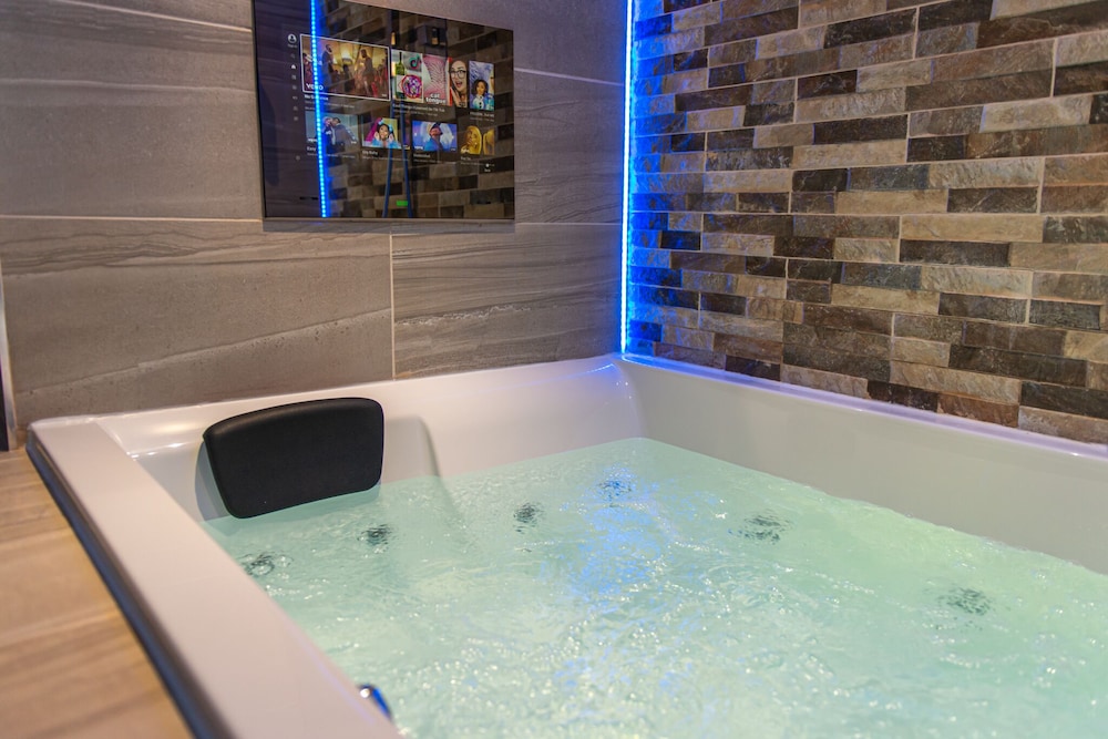Executive Apartment, Accessible, Private Bathroom (Jacuzzi - Apartment 1) - Photo 44