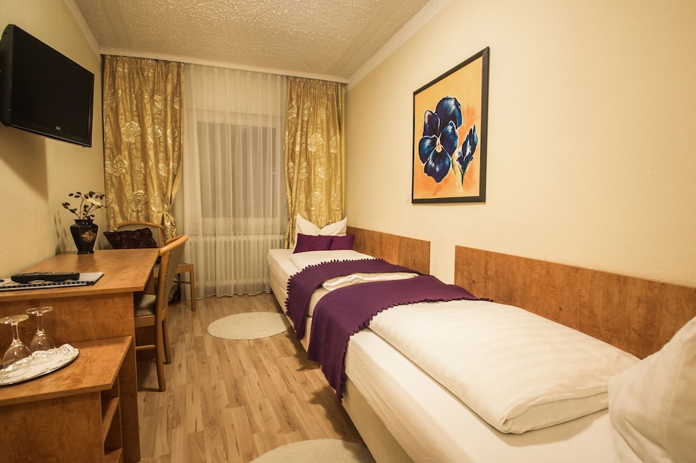 Classic Twin Room, 2 Twin Beds, City View (Lichtentaler Strasse 19) photo 2
