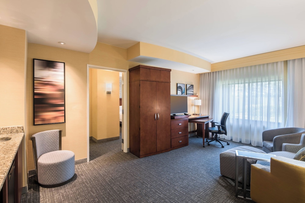 Suite, 1 Bedroom - Photo 3