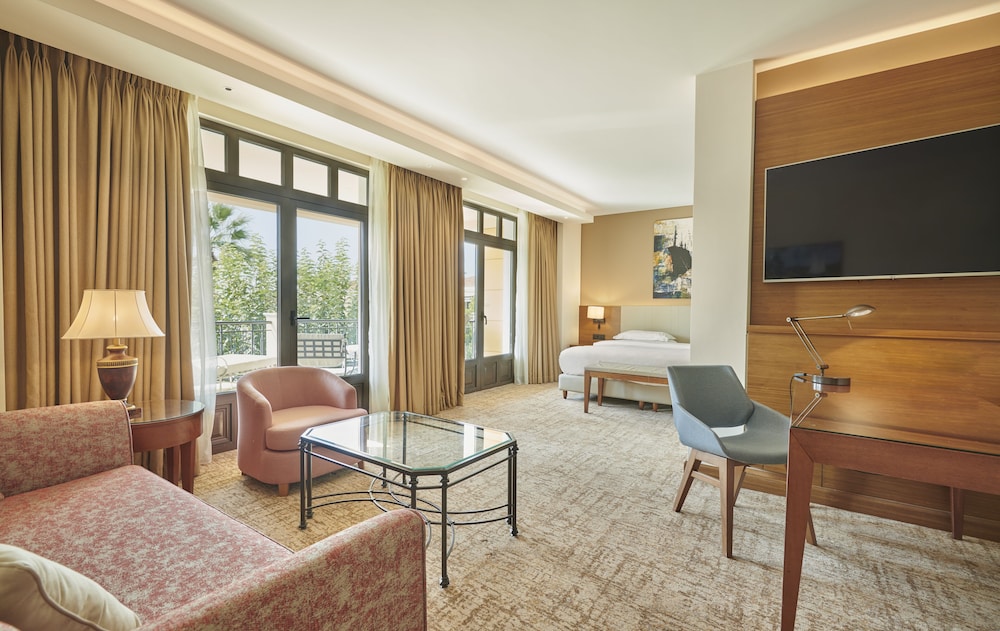 Deluxe Room, 1 King Bed, Pool View (Club Access)