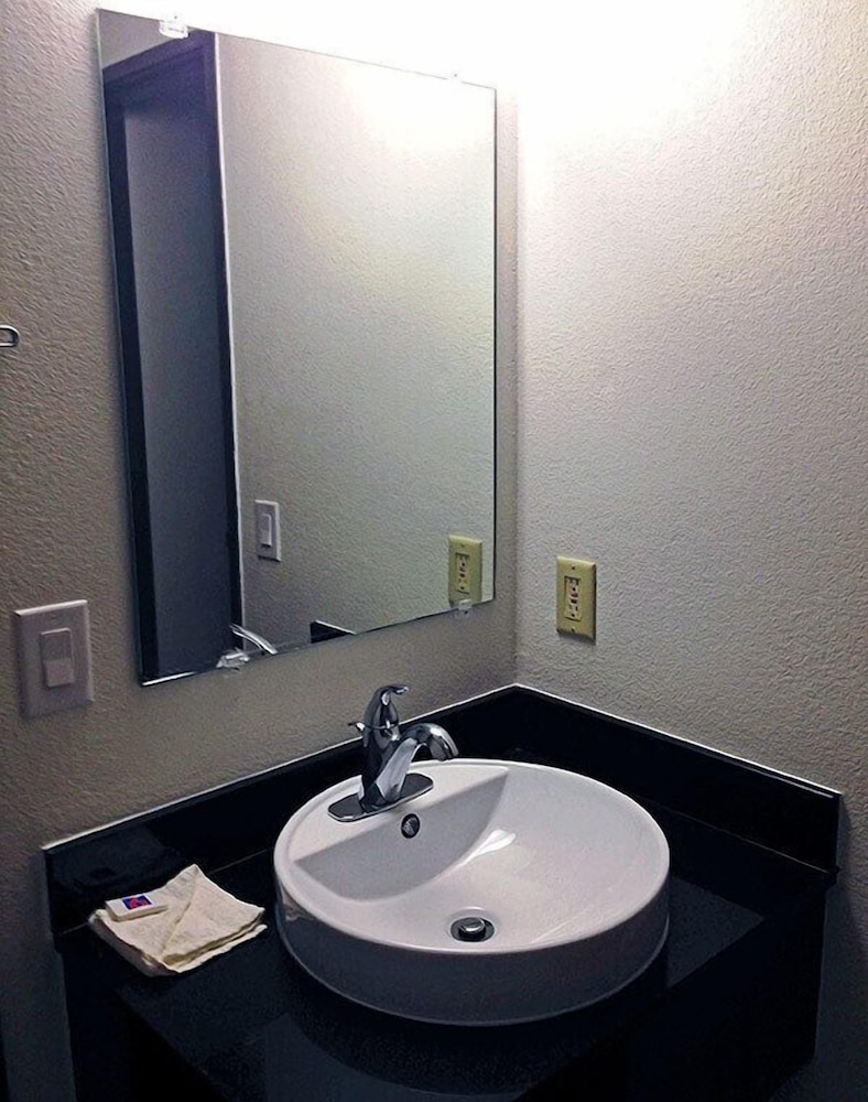 Deluxe Room, 1 Queen Bed, Non Smoking, Refrigerator & Microwave photo 2