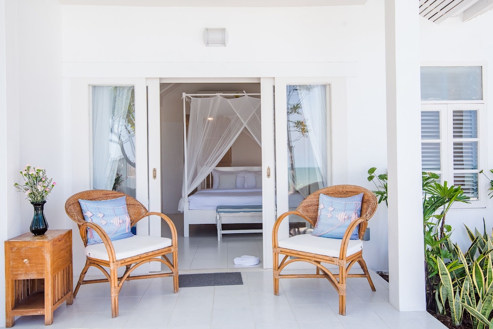One Bedroom Beachfront Pool access photo 3