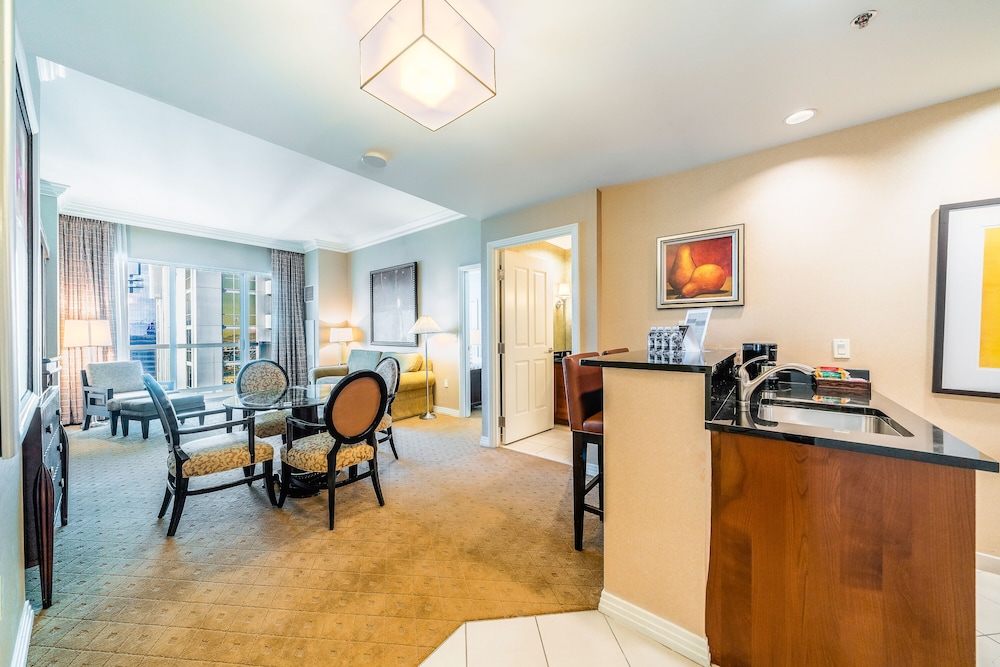 1BR Balcony Suite Strip View - Photo 18