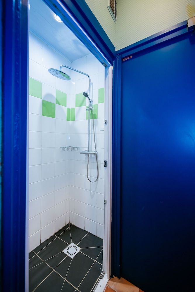 Single Room, 1 Double Bed, Shared Bathroom photo 3