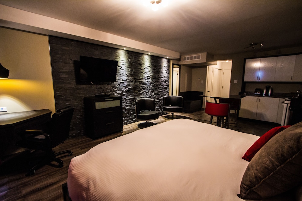 Deluxe Room, 1 Queen Bed photo 2
