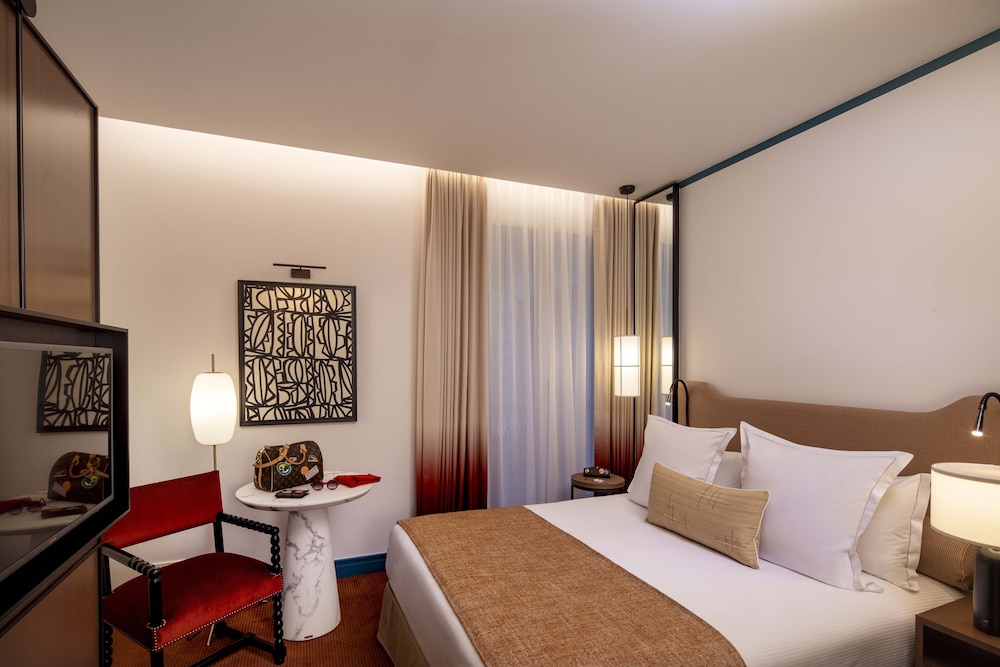 Executive Room thumbnail 5