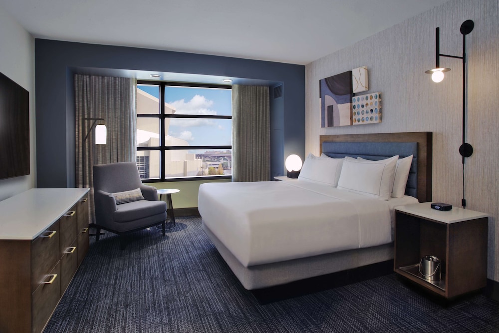 Suite, 1 King Bed - Photo 4