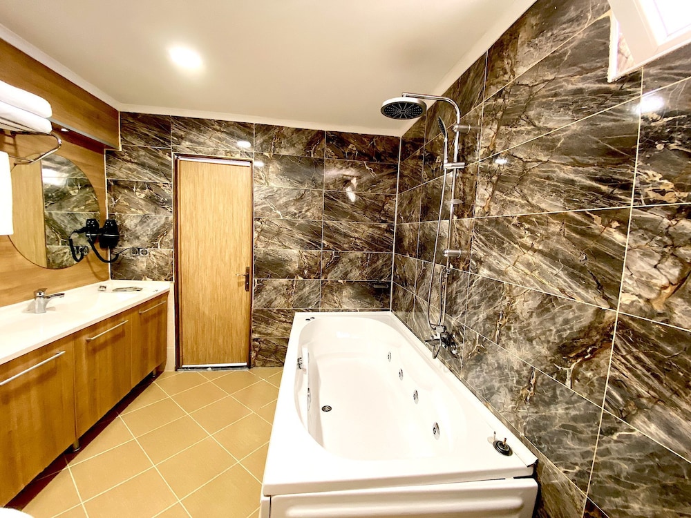 Suite Room - Photo 9