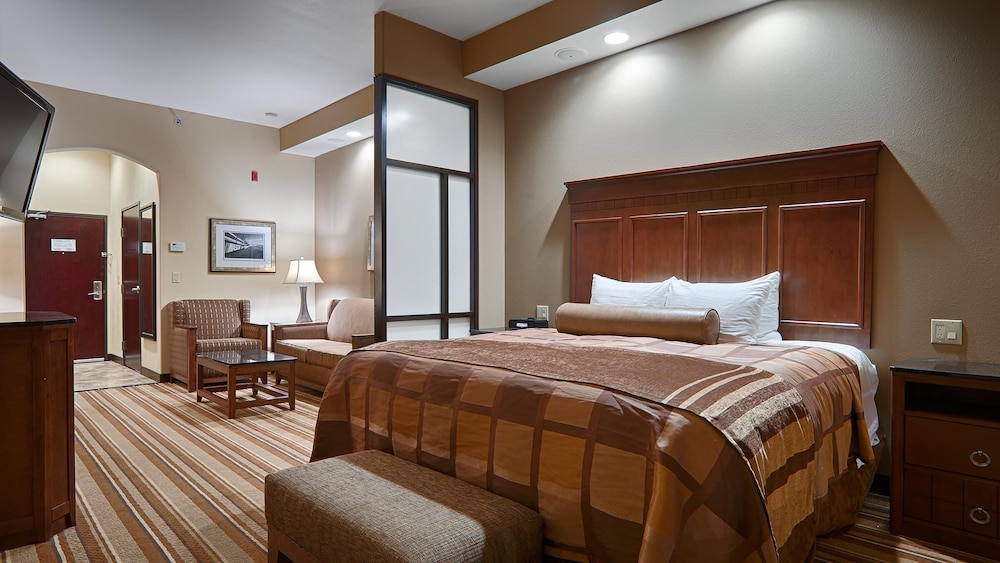 Suite, 1 King Bed, Accessible, Refrigerator & Microwave (with Sofabed) - Photo 1