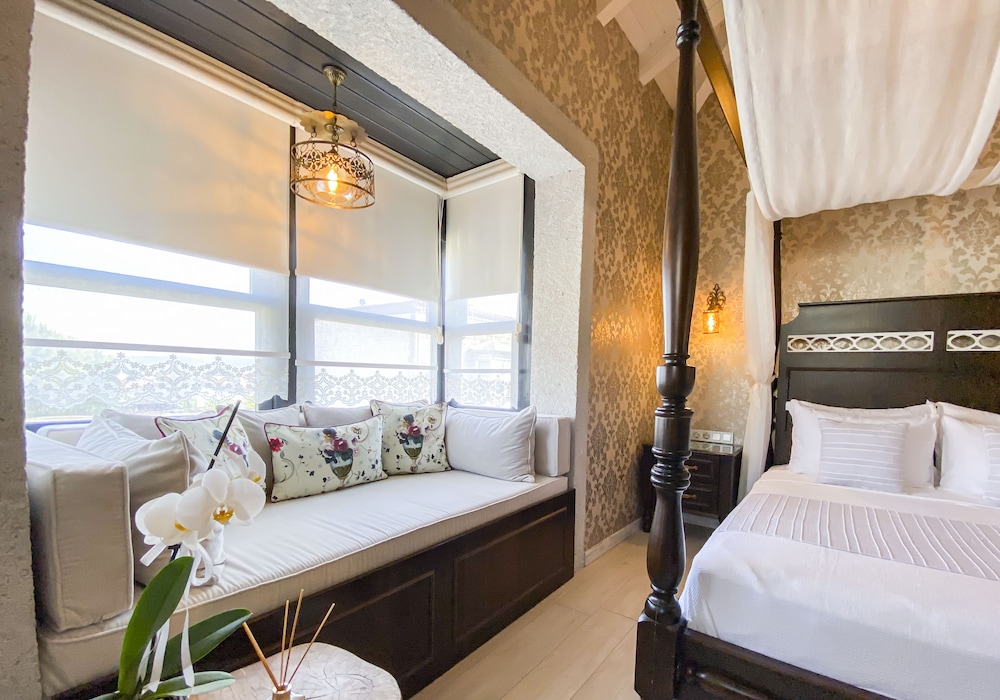 Room with Bay Window photo 1