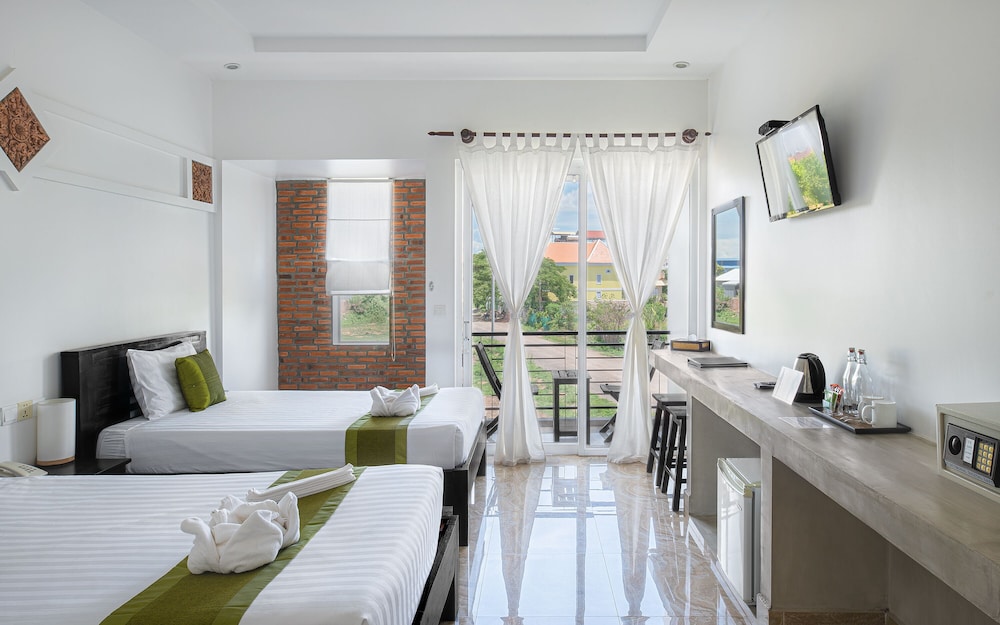 Superior Twin Room, Pool View