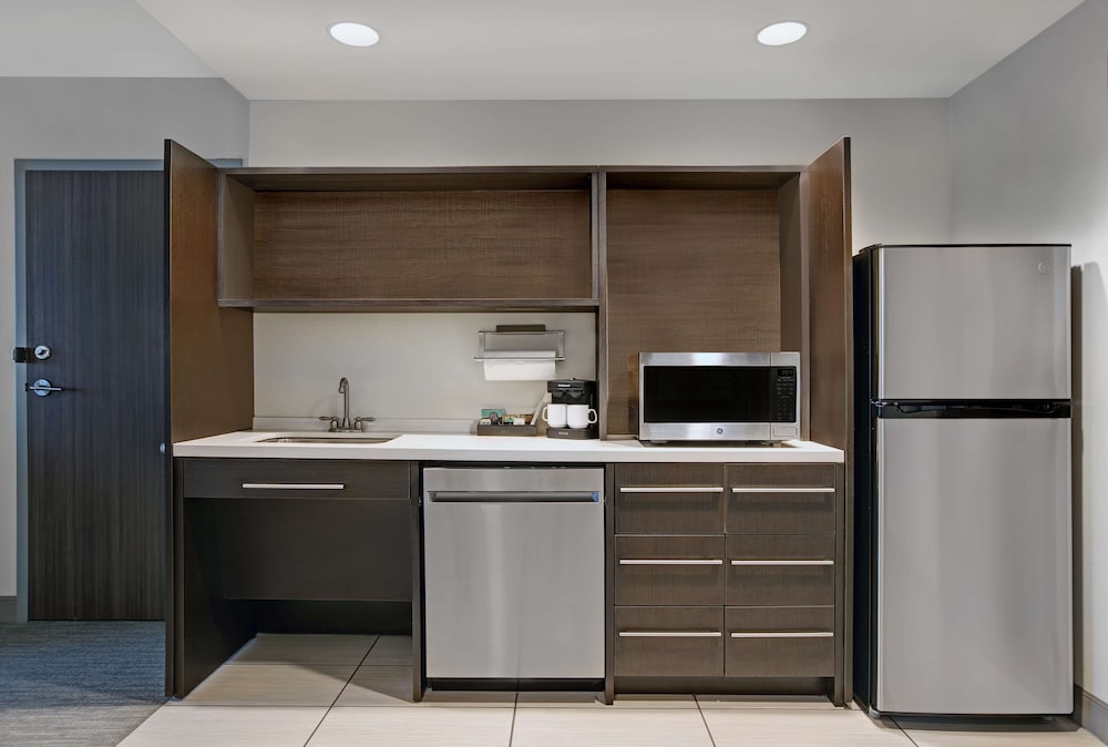 Suite, 1 King Bed, Accessible, Bathtub