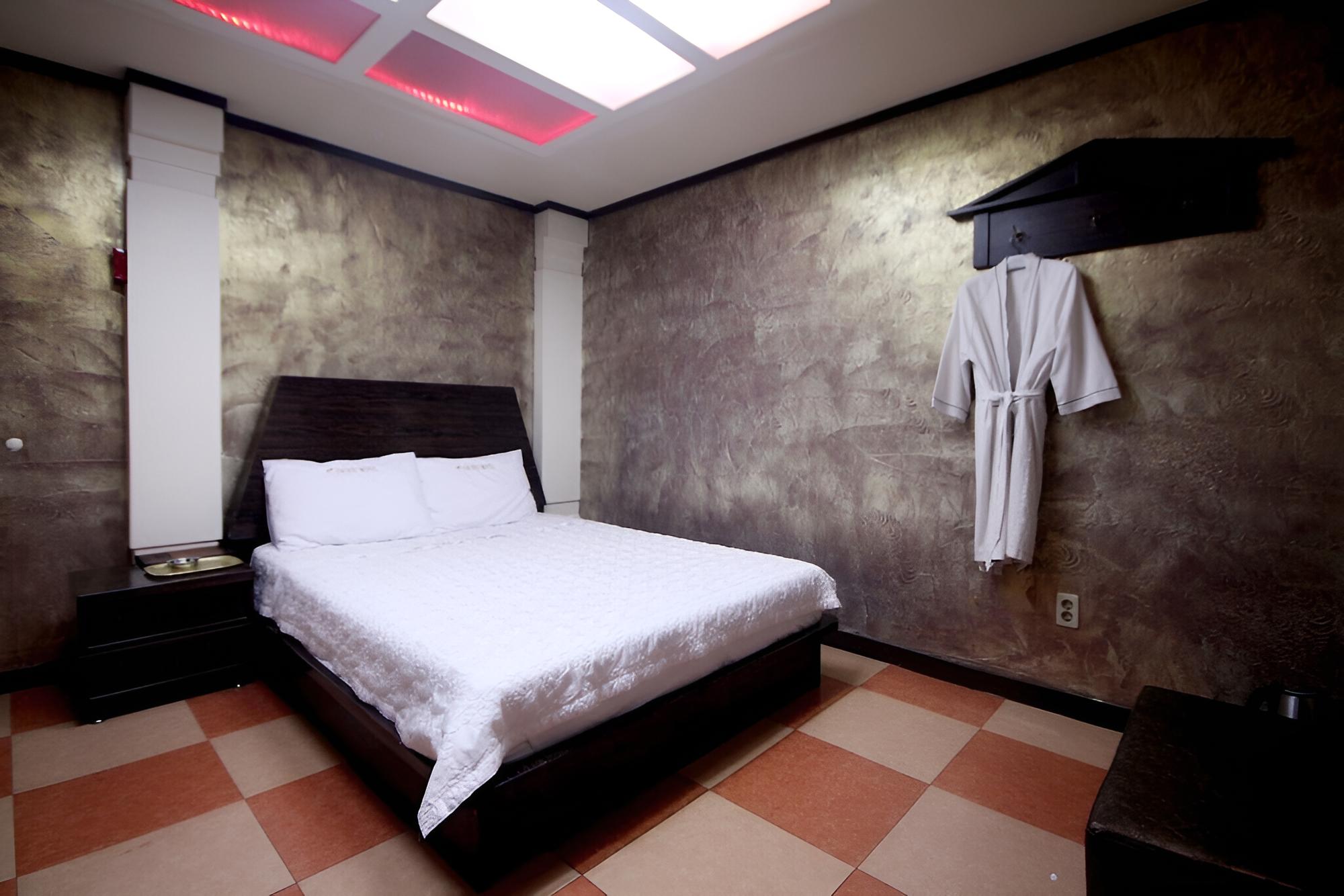 Room (Standard Room) - Photo 5