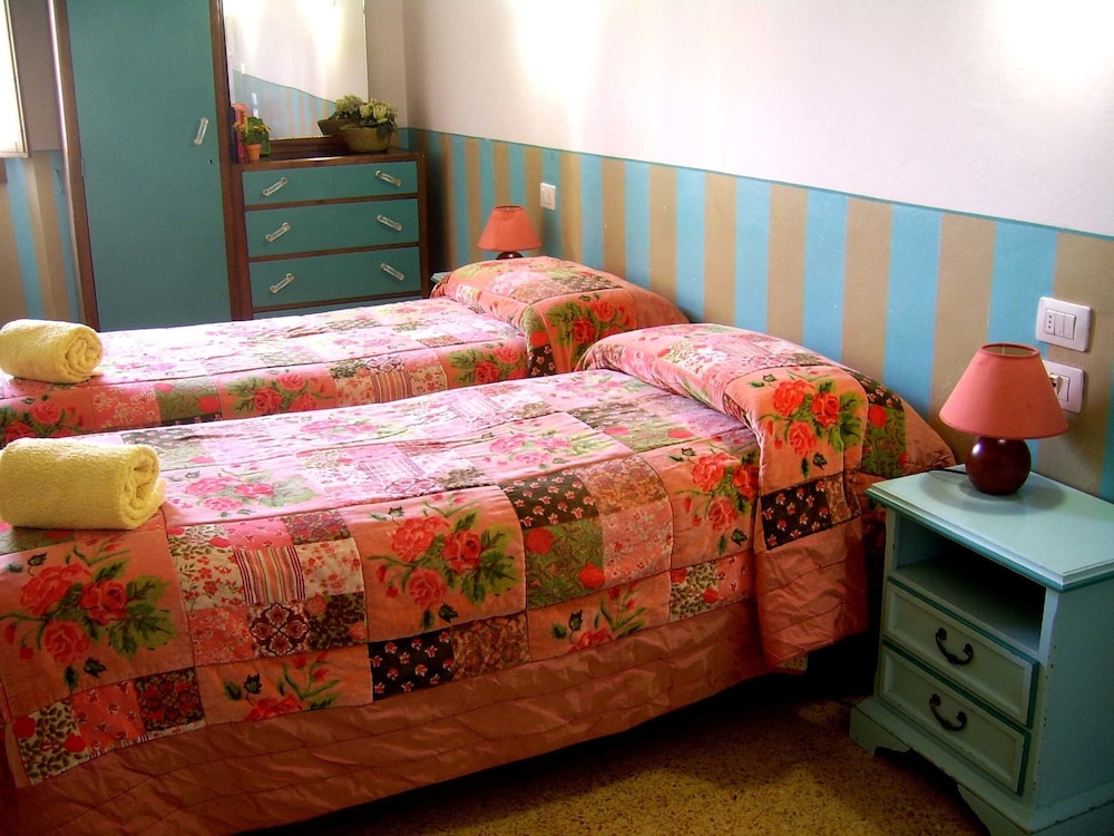Room, Shared Bathroom (Quintupla)