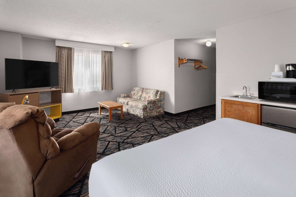 Suite, 1 King Bed, Refrigerator & Microwave - Photo 4