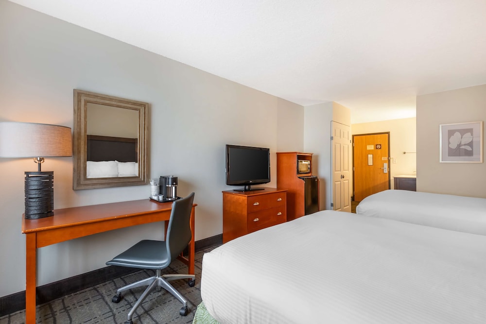 Standard Room, 2 Queen Beds, Non Smoking, Refrigerator - Photo 11