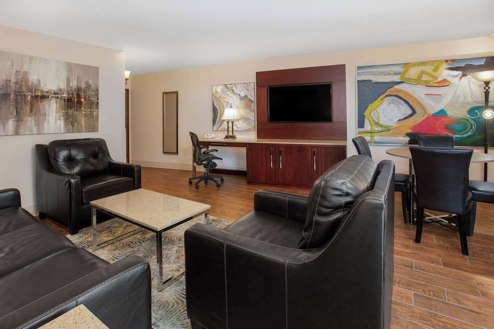 Deluxe Suite, 1 King Bed, Non Smoking (One-Bedroom Suite) - Photo 3