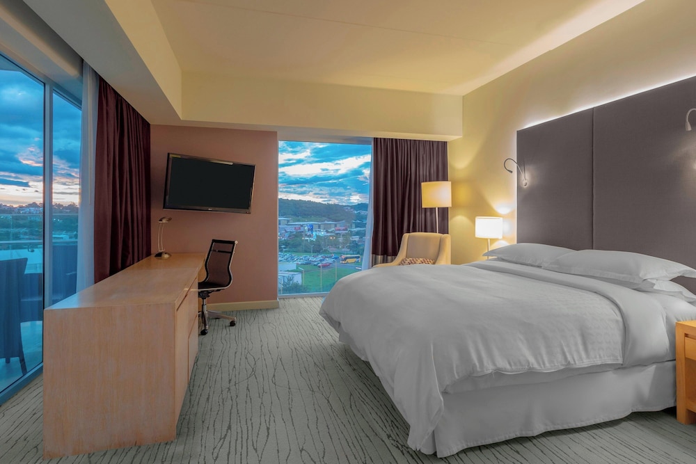 Deluxe Room, 1 King Bed, Non Smoking, Balcony