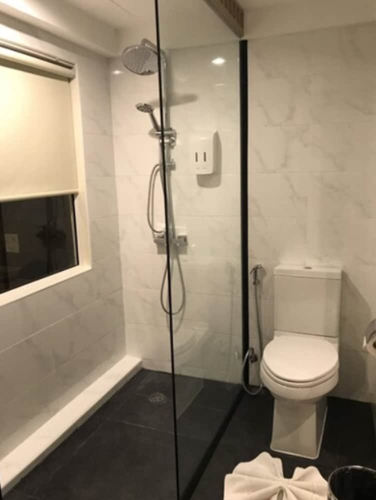 Premium Twin Room - Photo 11