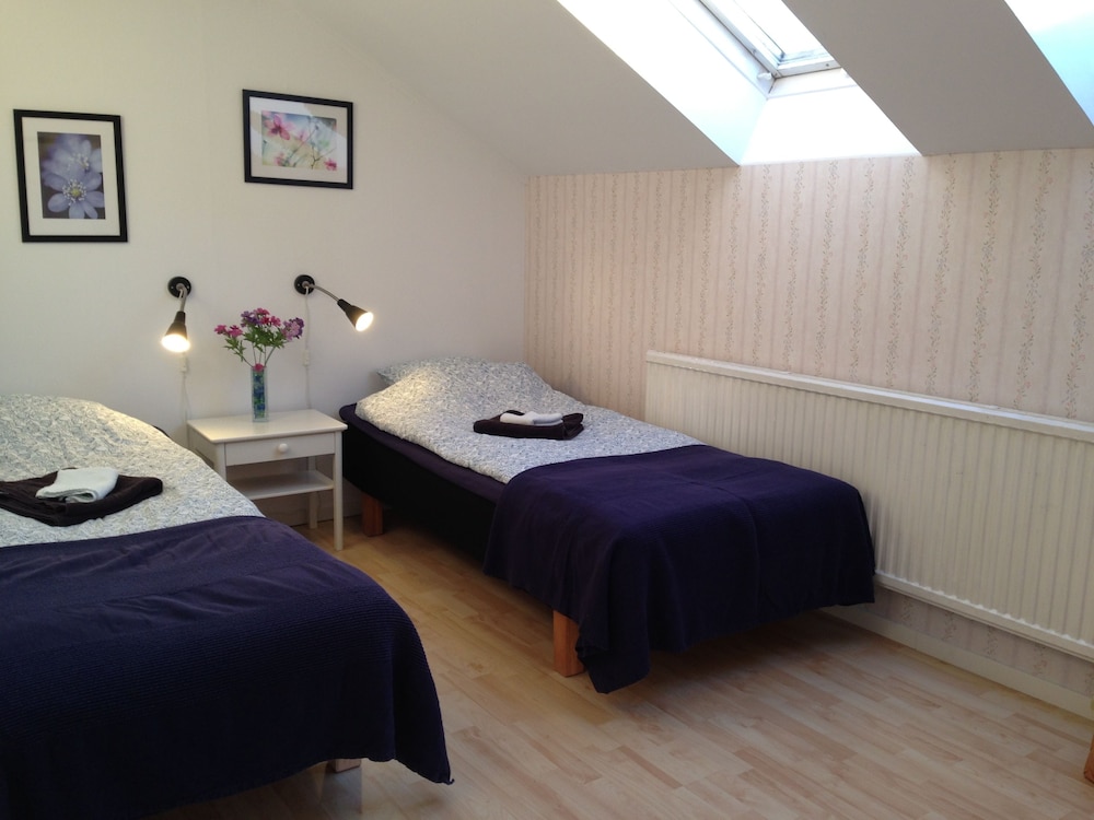 Basic Twin Room, Shared Bathroom photo 1