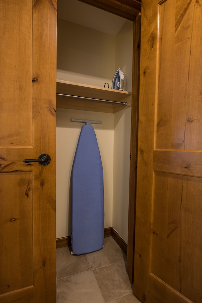 Room, 1 King Bed, Mountain View - Photo 10
