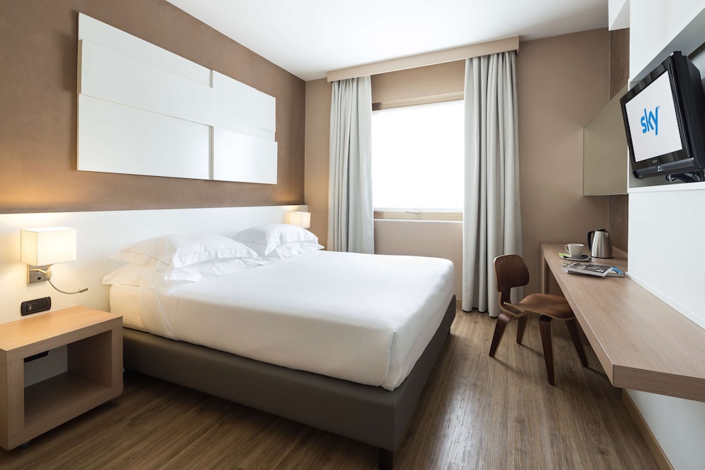 Comfort Room, 1 King Bed, Non Smoking - Photo 1