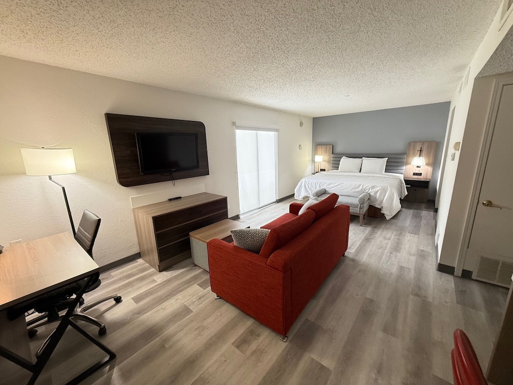 Deluxe Suite, 1 King Bed, Non Smoking - Photo 2