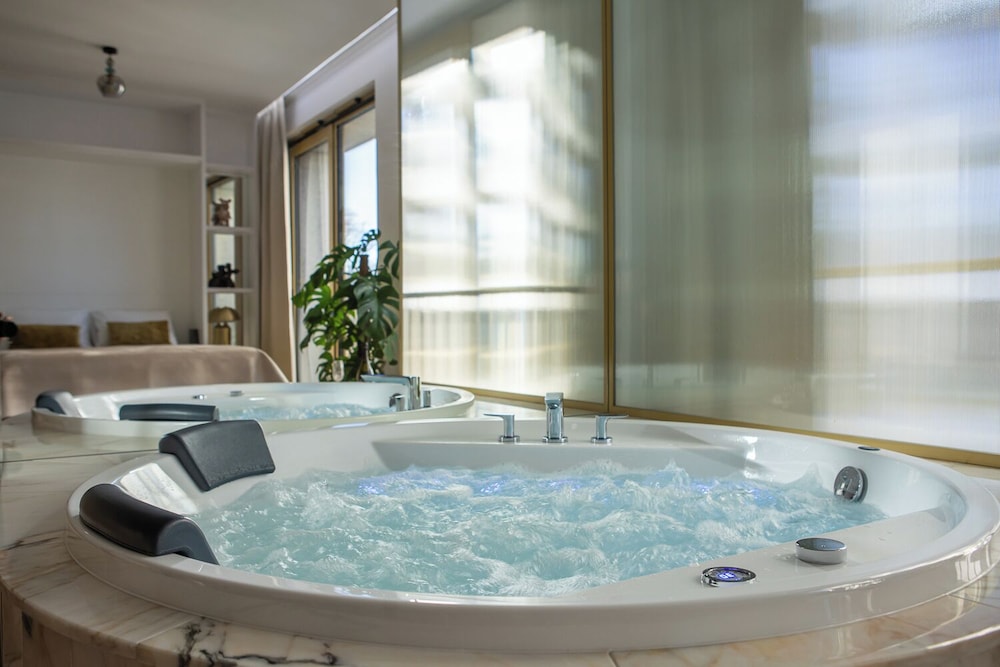 Apartment with jacuzzi photo 2