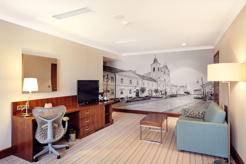 Suite, 1 Bedroom - Photo 2