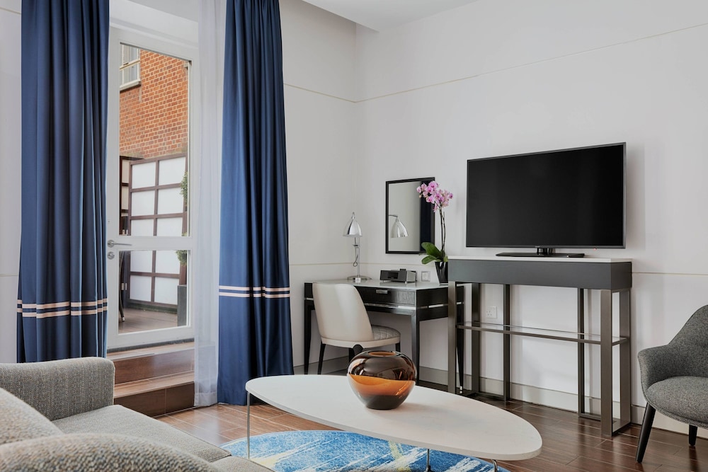 Junior Suite, 1 King Bed, Balcony thumbnail 6