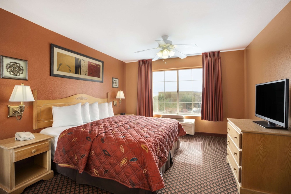 Deluxe Suite, 1 King Bed, Non Smoking (One Bedroom) photo 2