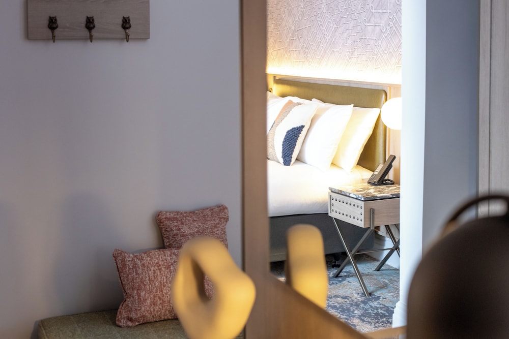 Newly Refurbished Suite - Photo 2