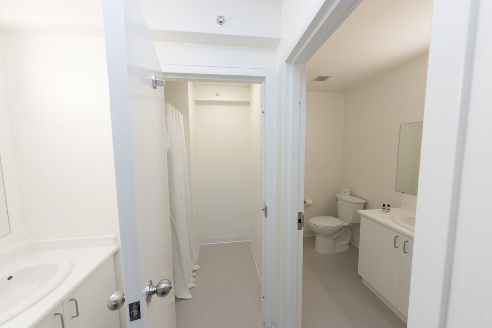 Suite, 4 Bedrooms - Photo 2