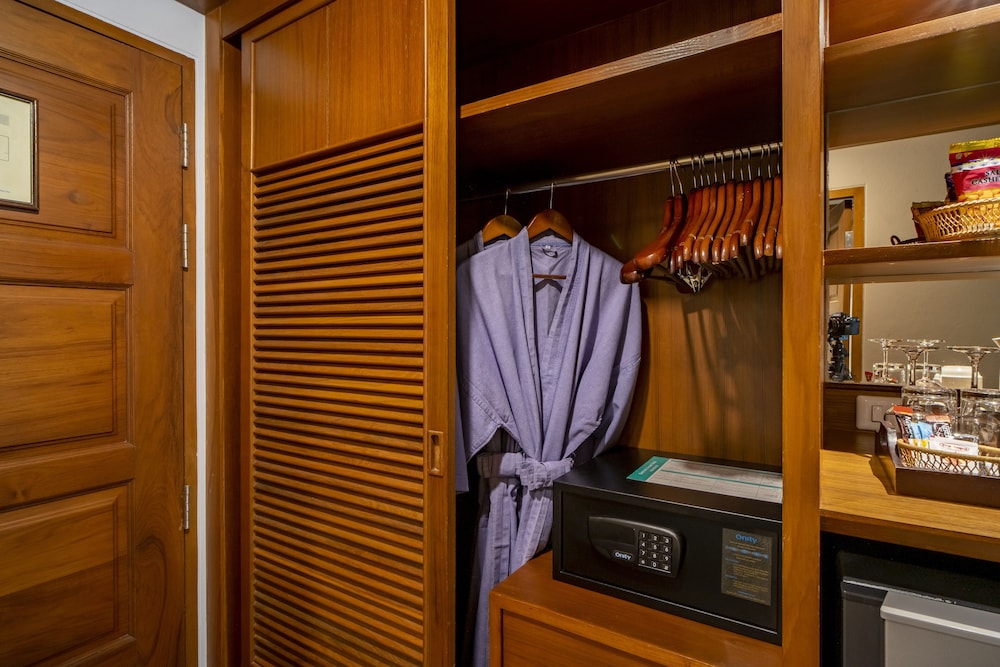 Deluxe Room, 1 King Bed, Non Smoking, Terrace - Photo 5