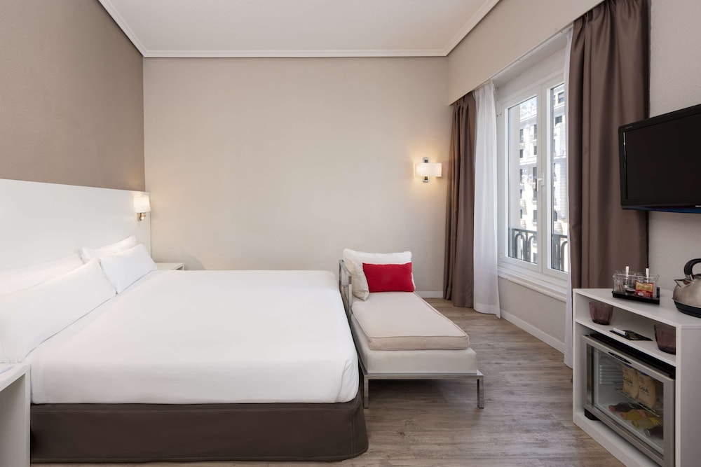 Room (Superior Gran Via View Queen Bed 2+1) photo 2